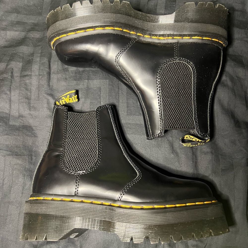 BLACK PLATFORM CHELSEA DOC MARTENS